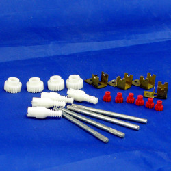 různá ozubená kolečka a dva setrvačníky k motorku